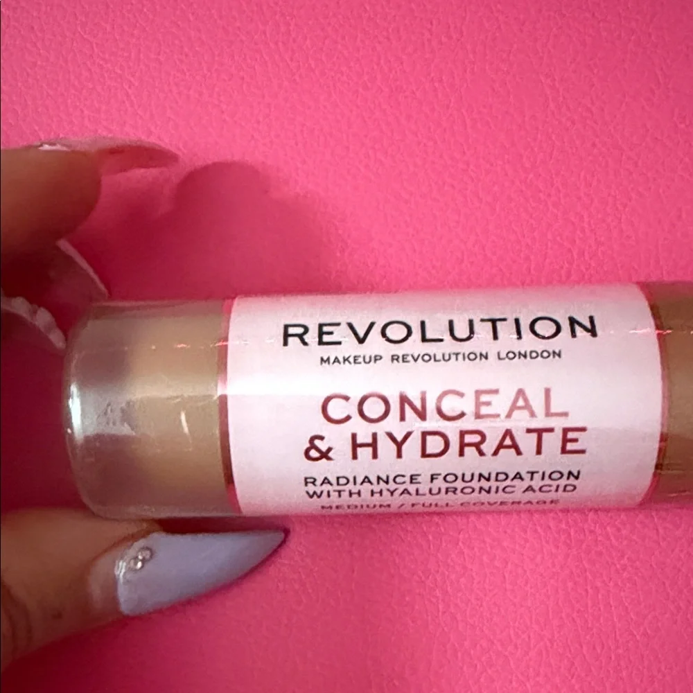 Revolution Conceal & Hydrate Radiance Foundation - Natural Tan